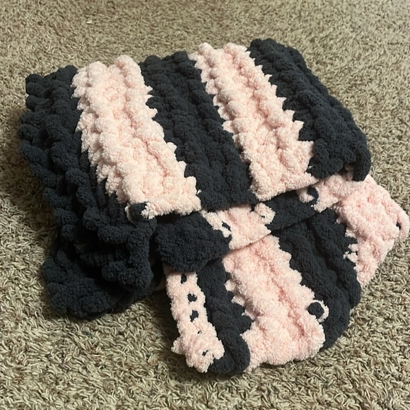 Hand made chunky knit blanket Soft Babies blanket perfect baby shower or gift! - Picture 2 of 4